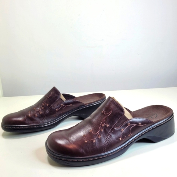 Clarks Brown Leather Stitched Mules Slip On Comfort Shoes Size Womens 8 - Picture 2 of 8